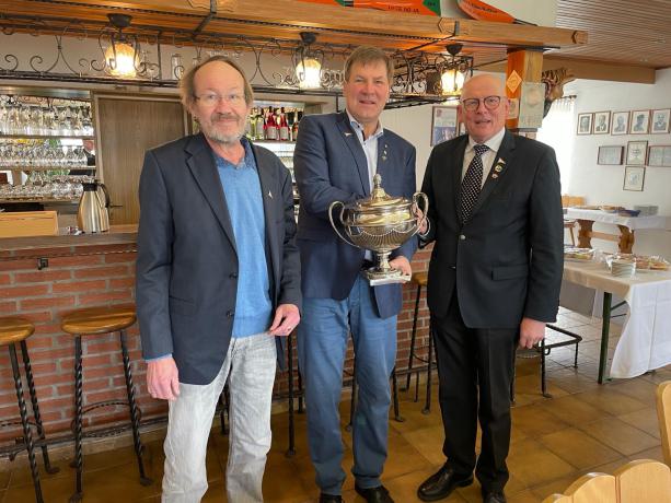 Präsident und Wanderruderwart übergeben den Pokal an Werner Steding (Weser Hameln)